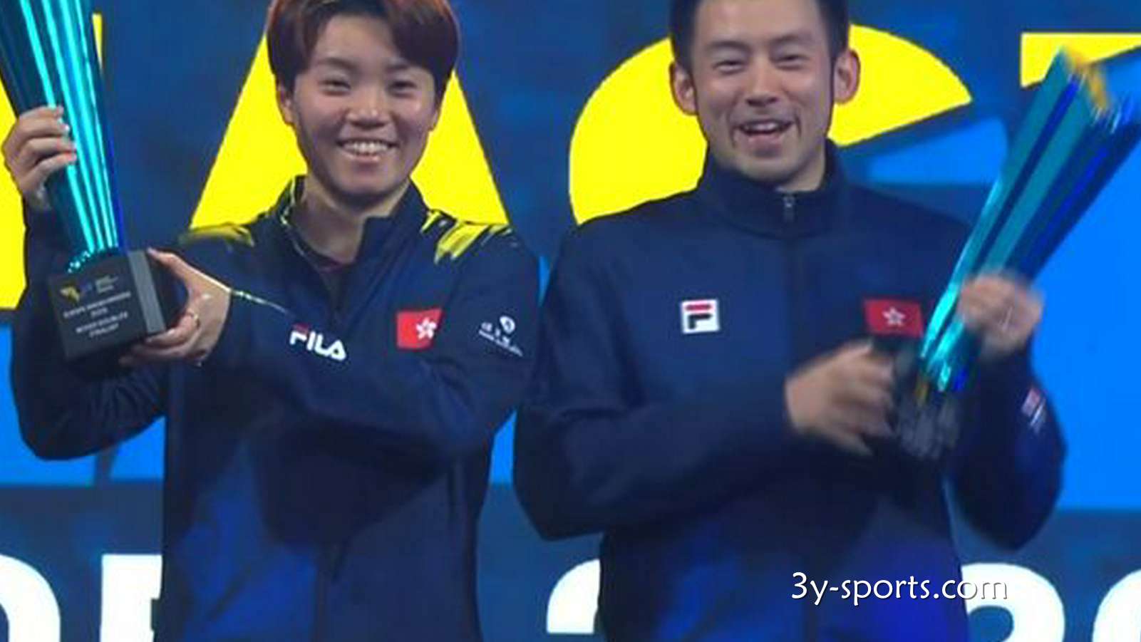 三亿体育专业分析：混双颁奖！黄镇廷杜凯琹极其开心，动漫全程无表情，自拍合影才笑